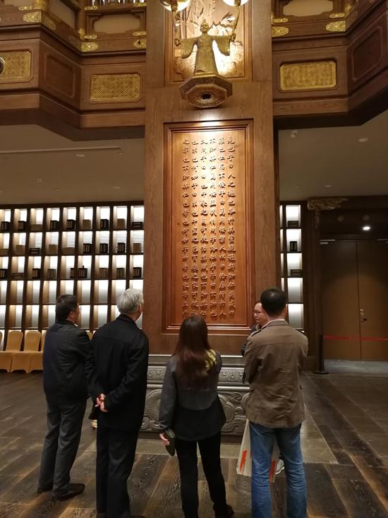 游客感受了儒家文化的博大精深，也领略了中华书法的无穷魅力。