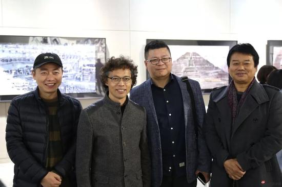嘉宾在展厅合影