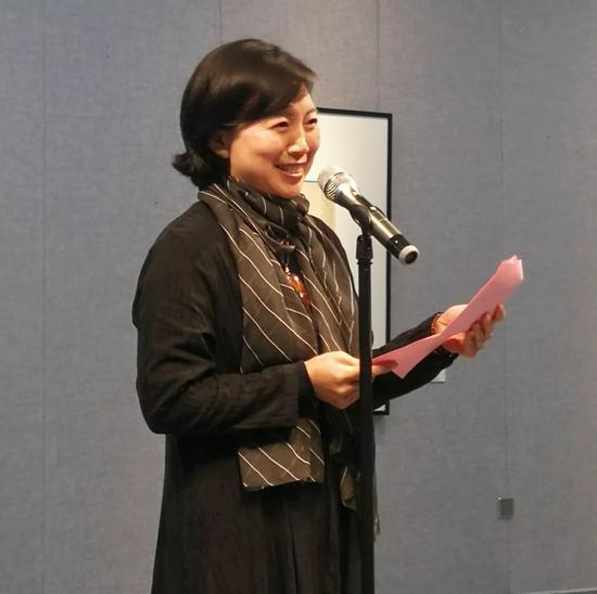 桂林市花桥美术馆馆长邱丽萍主持开幕式