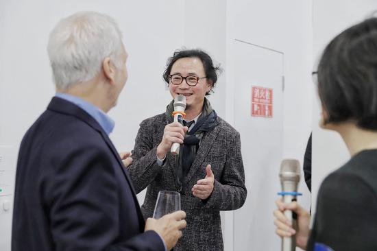 艺术家王青进行作品导览与现场互动