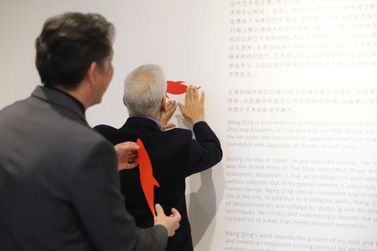 宋晓杰先生、巴西驻华大使马尚先生将小红鱼贴到墙上