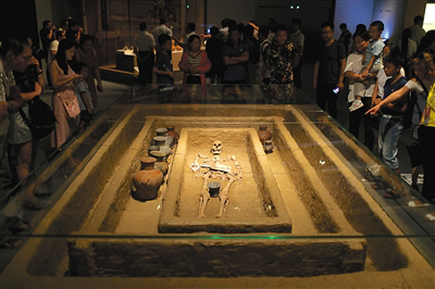 M184墓出土的身高1.9米男子骸骨，其葬式为大汶口文化葬式中的仰身直肢葬。
