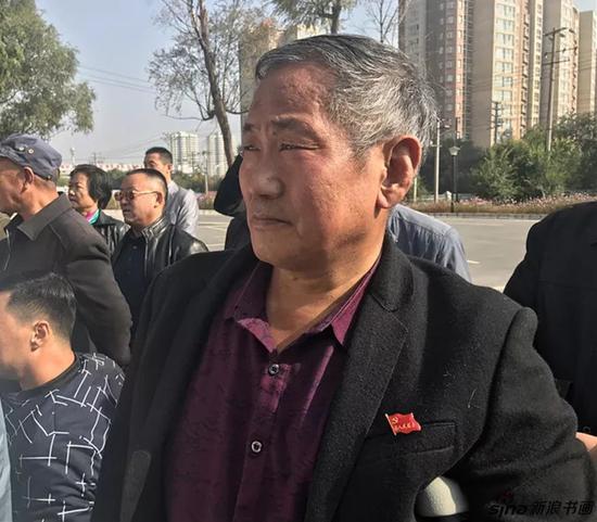 岩雅泉|身残志坚！他通过一双假肢支撑着身体