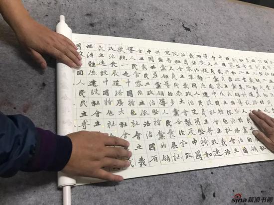 岩雅泉|身残志坚！他通过一双假肢支撑着身体