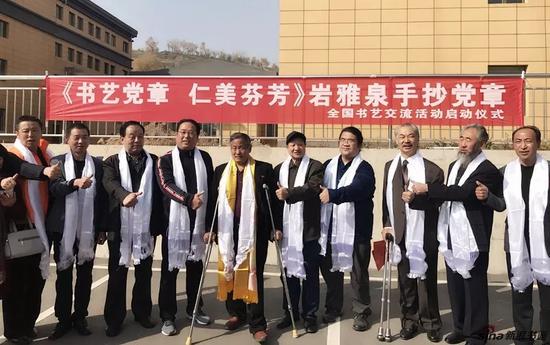 岩雅泉|身残志坚！他通过一双假肢支撑着身体