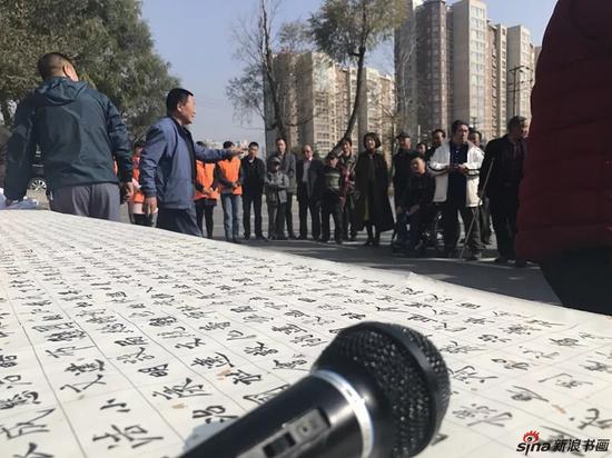 岩雅泉|身残志坚！他通过一双假肢支撑着身体