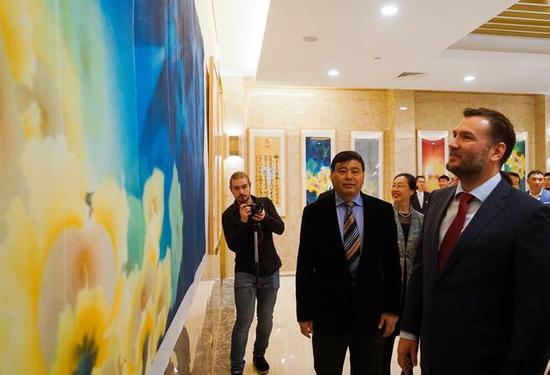 “葵花向阳-中国文化走进俄罗斯”贾大年画展举办