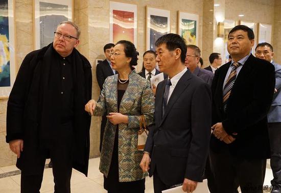 “葵花向阳-中国文化走进俄罗斯”贾大年画展举办
