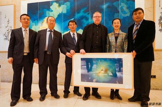 “葵花向阳-中国文化走进俄罗斯”贾大年画展举办