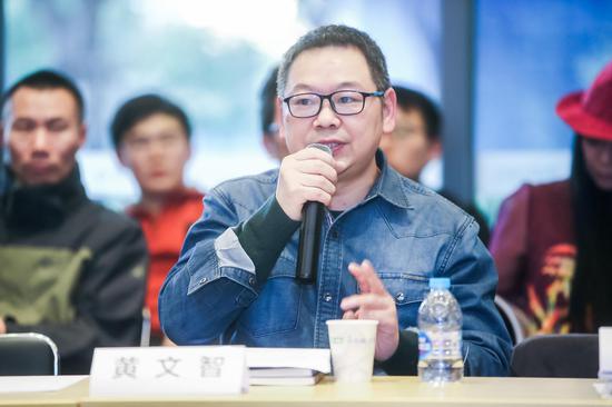 天津美术学院雕塑系副教授，博士黄文智