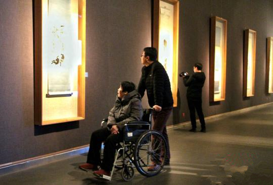 图为观众参观“大师窖藏——齐白石特展”。