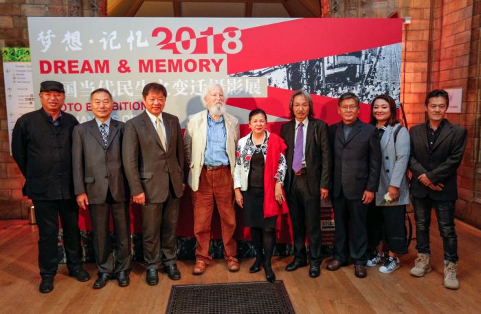 中国摄影家协会与项晓炜参赞合影2