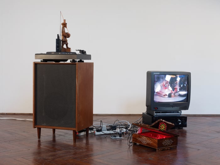 装置作品（Taka Tak，2008），哈伦·米尔扎。图片来源：Courtesy British Council Collection, Lisson Gallery and hrm199