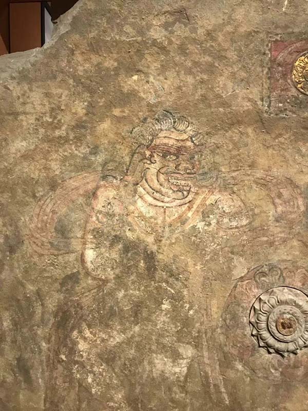 “张智郎（毛德祖妻）彩绘石椁正壁”中一侧的守门武士