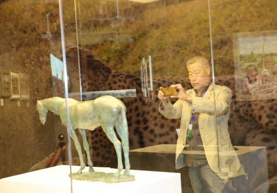 10月24日，首届“一带一路”非中艺术交流展暨非中文化论坛在中国国家图书馆举办。图为交流展现场。