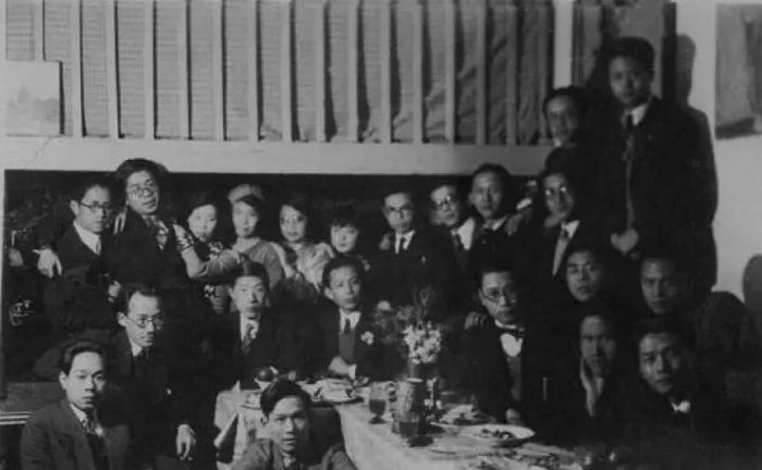 1933年在巴黎拔地南路16号画室成立“中国留法艺术学会”时的合影（曾竹韶提供）。前排左起：曾竹韶、王临乙。 中排左起：谢投八、郭应麟、周奎、周轻鼎、刘开渠等。 后排左起：郑可、常书鸿、陈芝秀、张悟真、虞炳炎夫人、马霁玉、刘曲樵、唐一禾、虞炳炎、唐亮、胡善余、吕斯百、秦宣夫（站立）、黄显之（站立）