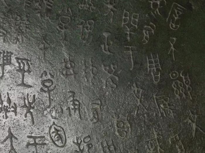 西周晚期毛公鼎高53.8cm、口径47.9cm