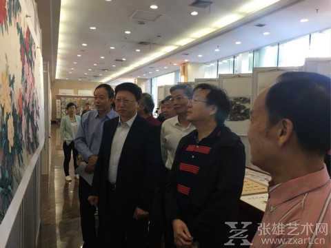 挥毫泼墨喜迎首届中国农民丰收节 ——首届农民村寨“画丰收写丰收展丰收”艺术活动首站走进北大荒