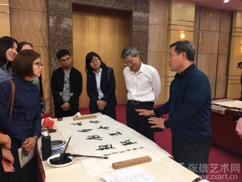 挥毫泼墨喜迎首届中国农民丰收节 ——首届农民村寨“画丰收写丰收展丰收”艺术活动首站走进北大荒