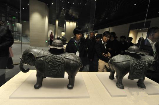 孔子博物馆11月26日在孔子故里曲阜正式开馆试运行，首批展出文物2500件(组)。