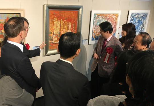 嘉宾参观画展