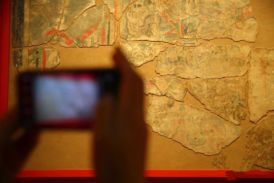 这44幅不完整的壁画，总面积近300平方尺。