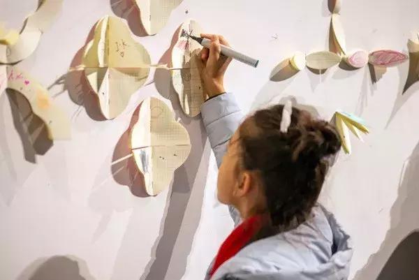 观众在艺术家韩锋为本次展览创作的互动作品前