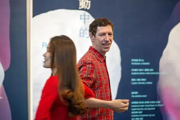 艺术家Bill Aitchison现场互动行为表演