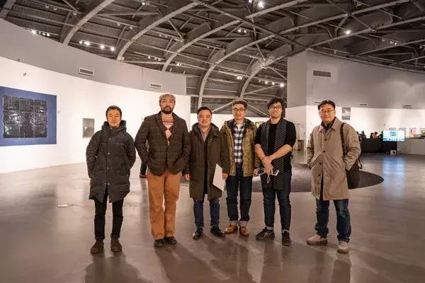 策展人陈瑞（左三）与艺术家韩锋、郑浩中、罗凡、王令杰、表仁夫合影