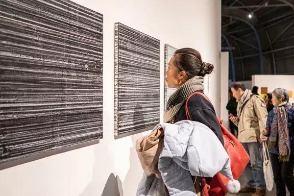 观众观看柯济鹏作品