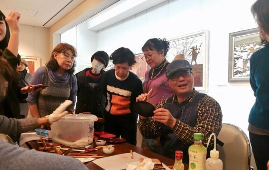 展览期间，周榕清教授在美术馆举办“漆画体验教室”，手把手指导观众漆画制作的技法。