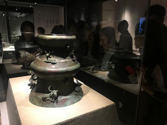 市民观看“盛筵——见证《史记》中的大西南”展览