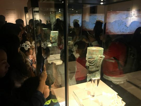 市民观看“盛筵——见证《史记》中的大西南”展览