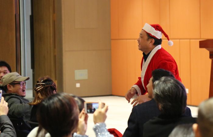 沈敬东扮演圣诞老人发礼物