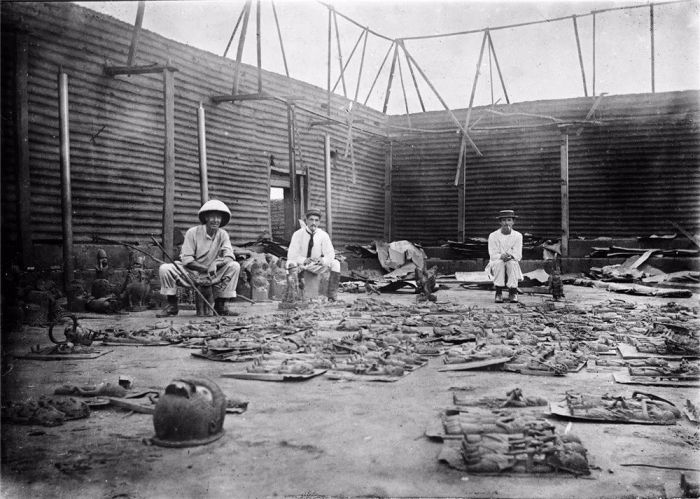  1897年，英国侵略者在被烧毁的贝宁宫殿中 图片：wikimedia