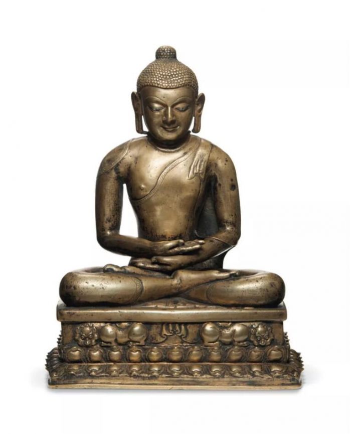 西藏西部 十一至十二世纪 铜错银嵌红铜佛坐像，高31 cm.。估价：100,000-150,000美元。此拍品于2019年3月20日佳士得纽约“髹金饰玉 — 欧云伉俪珍藏晚间拍卖”中呈献