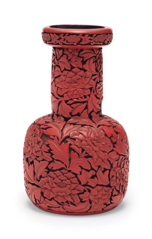 明十五十六世纪 剔红缠枝牡丹纹纸槌瓶，高 15.9 cm.。估价：200,000-300,000美元。此拍品于2019年3月20日佳士得纽约“髹金饰玉 — 欧云伉俪珍藏晚间拍卖”中呈献