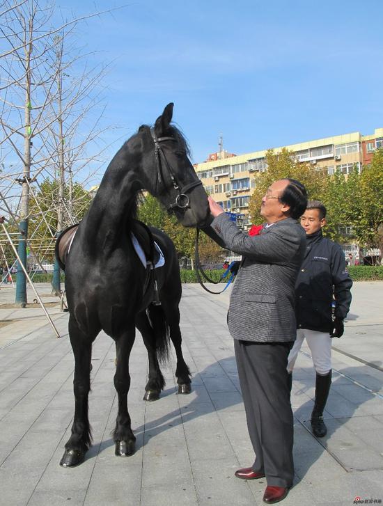 以“马”追梦天下：雷晓宁画展全球巡展北京启动