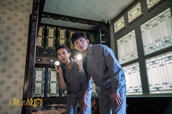  《上新了·故宫》文创新品开发员邓伦与嘉宾蔡少芬探秘乾隆的倦勤斋。