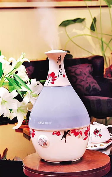 一家生产加湿器的厂商获得齐白石作品授权后，将加湿器做成了“艺术品”，深受市场青睐。