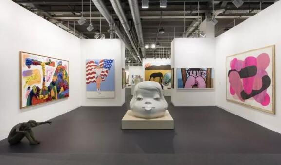 巴塞尔艺术博览会上Blum&Poe画廊的展示空间
