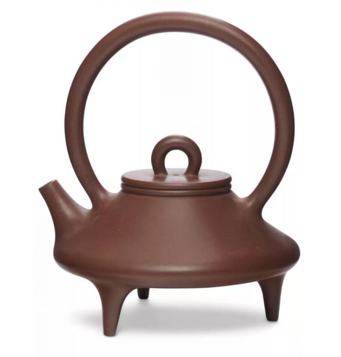 徐维明（1957年生），三足提梁壶，高 15.3 cm.，1994年。估价：3,000 - 5,000美元。于即日至3月26日在佳士得网上拍卖壶里乾坤：欧云伉俪珍藏宜兴紫砂器中呈献