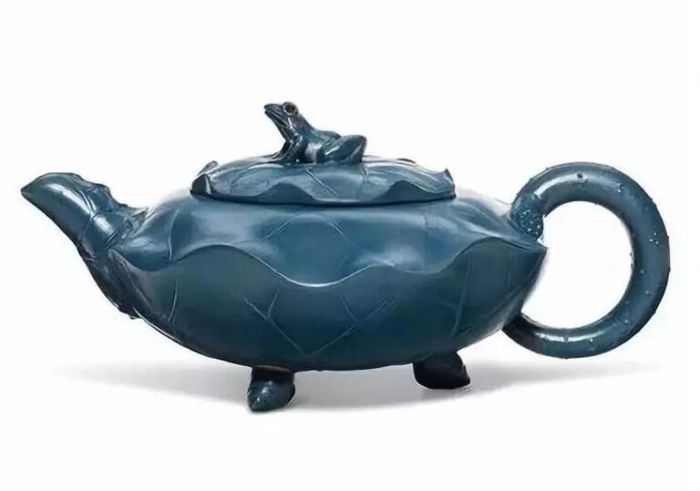 蒋蓉（1919-2008）制荷塘听雨壶，宽 15.3 cm.。估价：15,000-25,000美元。于即日至3月26日在佳士得网上拍卖壶里乾坤：欧云伉俪珍藏宜兴紫砂器中呈献
