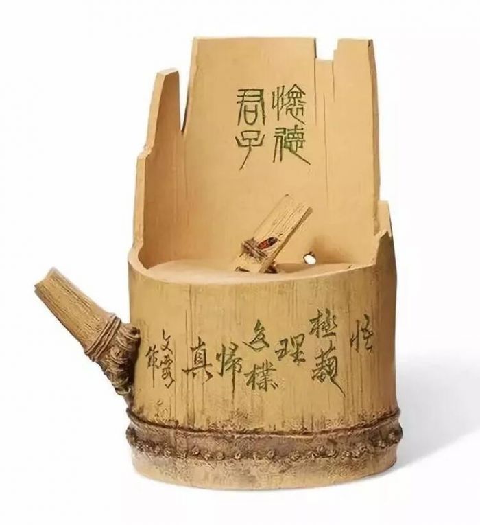 陆文霞（1966年生）制竹节壶，高 16.2 cm.。估价：2,000-3,000美元。于即日至3月26日在佳士得网上拍卖壶里乾坤：欧云伉俪珍藏宜兴紫砂器中呈献