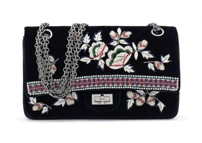 Métiers D’arts Paris-Salzburg Lesage高级手工坊系列刺绣及丝绒中型双盖2.55包附钌金配件，香奈儿，2016年。于2018年12月12日在佳士得伦敦典雅传承：手袋及配饰拍卖中以5,625美元成交