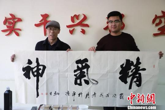 甘肃草根书法家癌症晚期日写蝇头小字