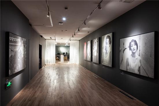 罗素·杨亮相“造星时代”波普艺术大展现场