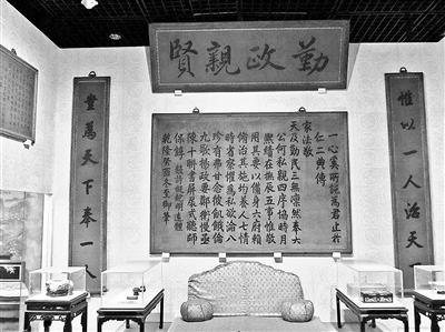 《走进养心殿》展览中，西暖阁的布置