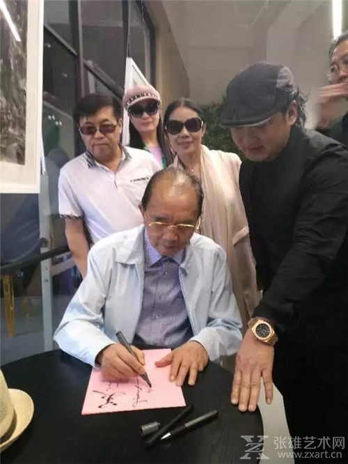 回顾：原文化部常务副部长高占祥亲临国家艺术人才库参观著名艺术家王华明个人展并签名留念