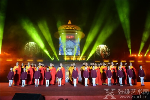 张翎翎受邀东华梵音吉祥中国祈福音乐会，主持并演唱《莲花朵朵》